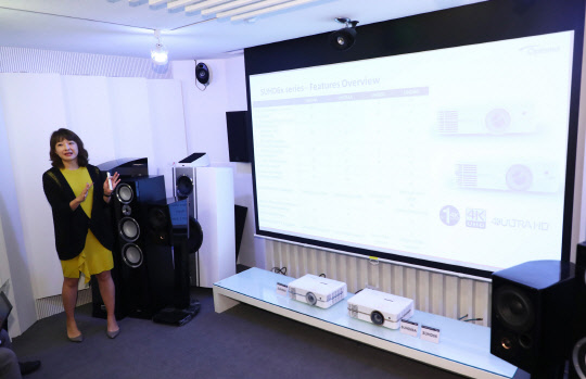 대만 옵토마가 4K 초고화질(UHD) 프로젝터 4종 시연회를 열었다고 29일 밝혔다. 이날 시연회에서 자스민 리 옵토마 아시아 태평양 지역 PM&기획 부문 이사가 옵토마 프로젝터에 대해서 설명하고 있다. <옵토마 제공>